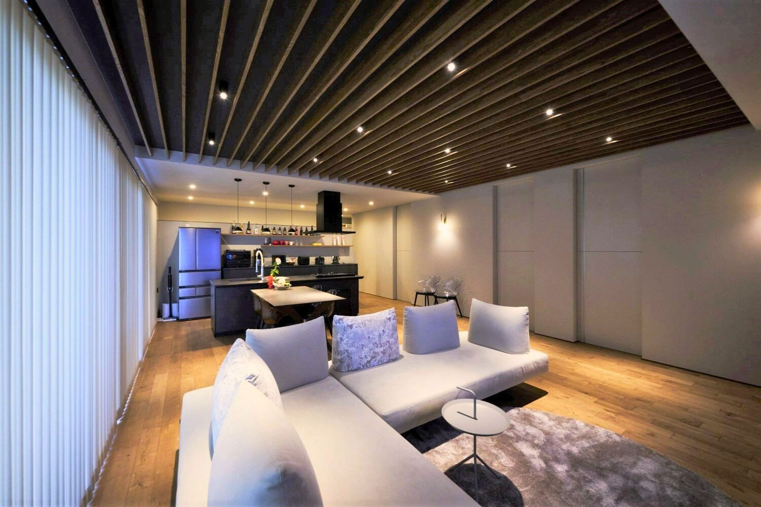 色味を揃え統一感を高めたLDKの画像